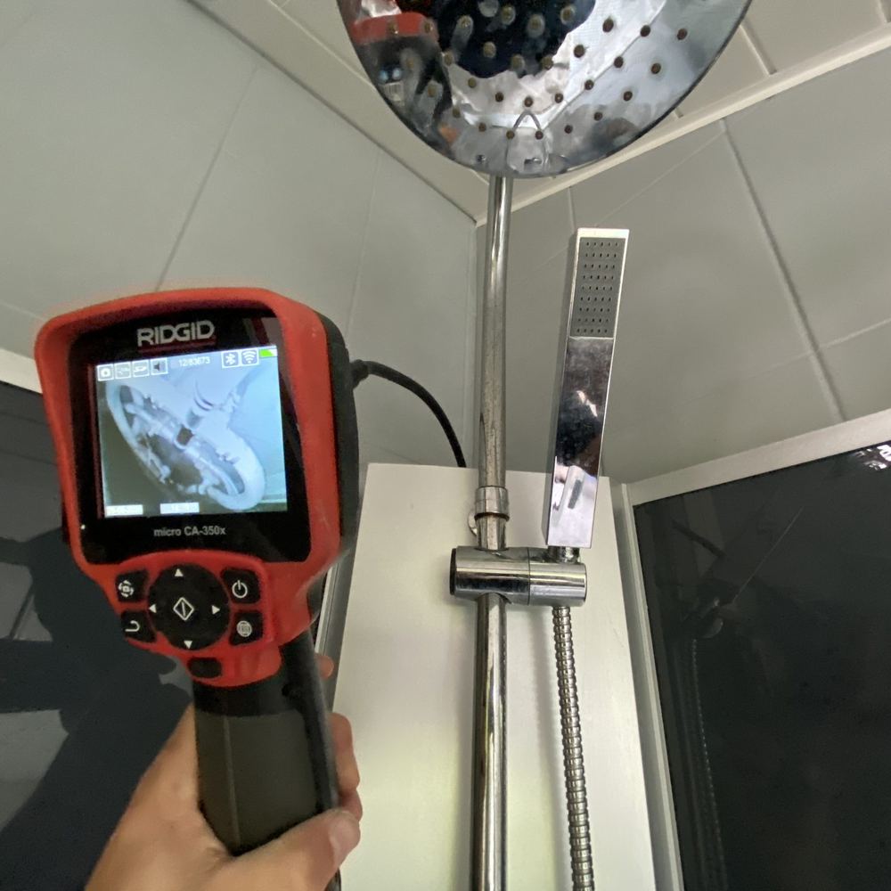 Caméra d'inspection de canalisation utilisée pour une recherche de fuite d'eau